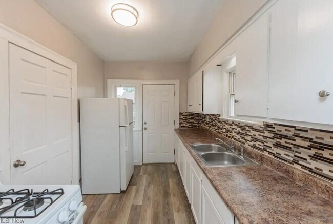 Building Photo - 3318 W 94th St