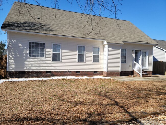 Building Photo - NEW LISTING- 3 bd/ 2 ba located MINUTES from Fort Bragg! Quiet Neighborhood!