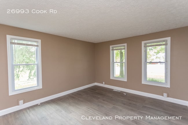 Building Photo - Newly Renovated Olmsted Twp Home