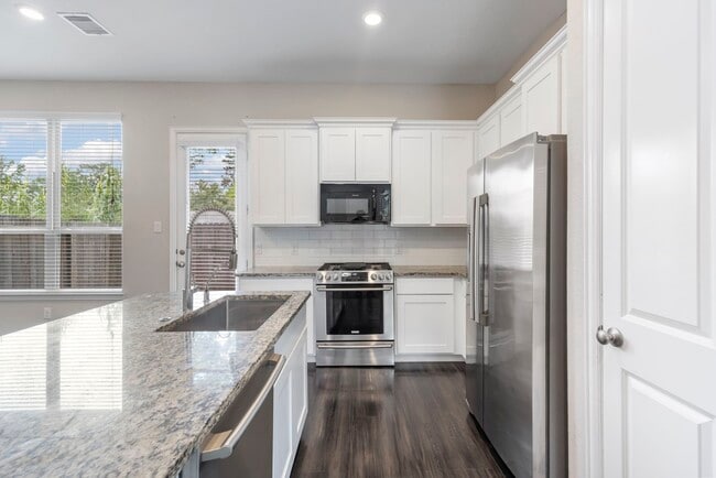 Building Photo - 5021 Lehman Oaks Dr