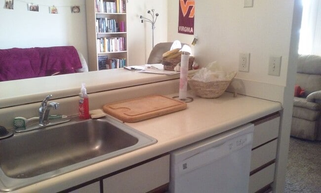 Building Photo - 4 Bed 2 Bath Condo Available Summer 2026