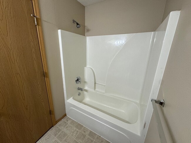 Building Photo - Super clean 2 bedroom 2 Bath Duplex in Clever MO