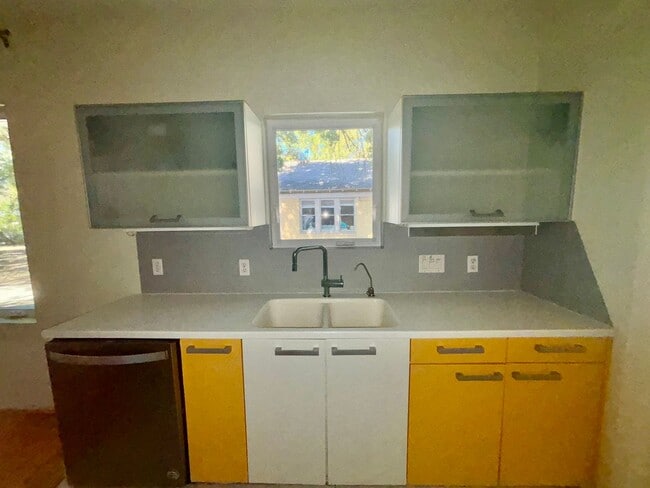 Building Photo - Hemphill Park Gem! 4 Bed/2.5 Bath - Availa...