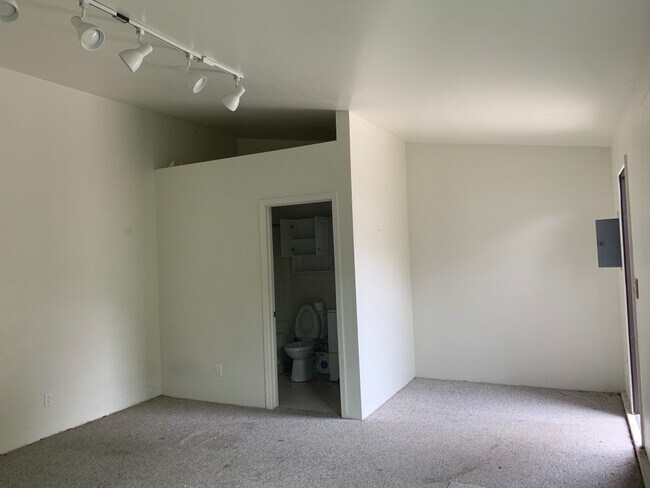 Building Photo - 925 Camino Lindo