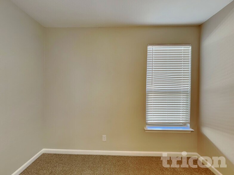 Building Photo - 540 Hazeltine Rd