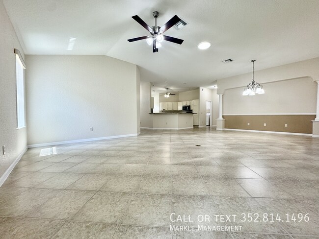 Building Photo - 487 Thistledown Way