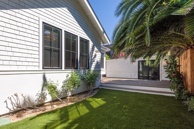 Building Photo - Furnished Downtown Palo Alto Modern Home with Timeless Design