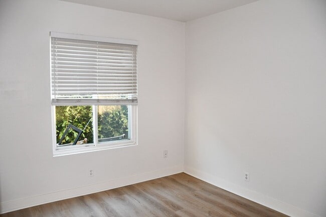 Building Photo - 1271 N Mosswood Dr