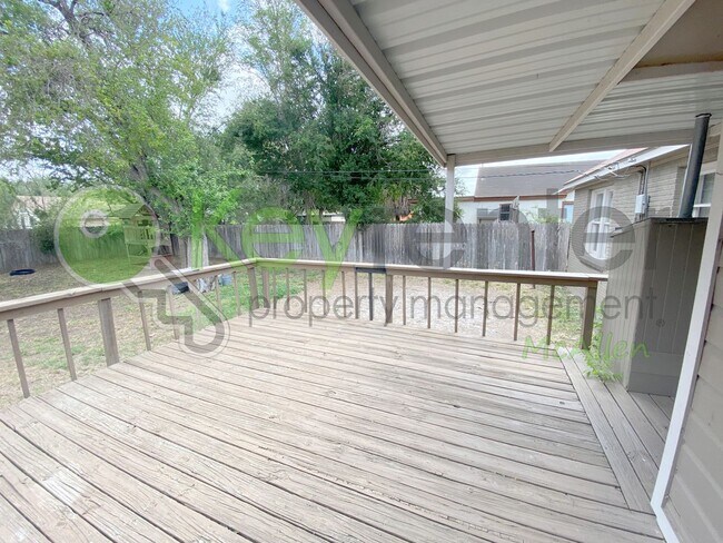 Building Photo - 2Bed/1Bath w/office in Central Mcallen ( Laurel and 10th )