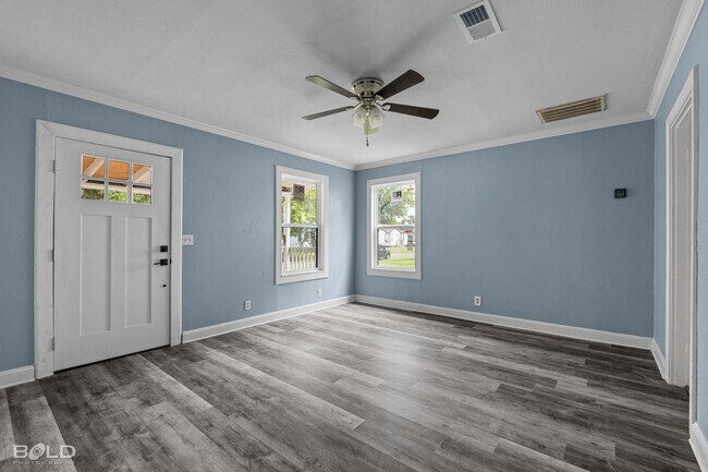 Building Photo - 237 E Elmwood St