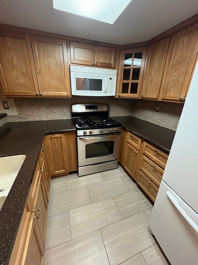 Building Photo - Darling 2+2 Condo W/Views + Amenities in g...