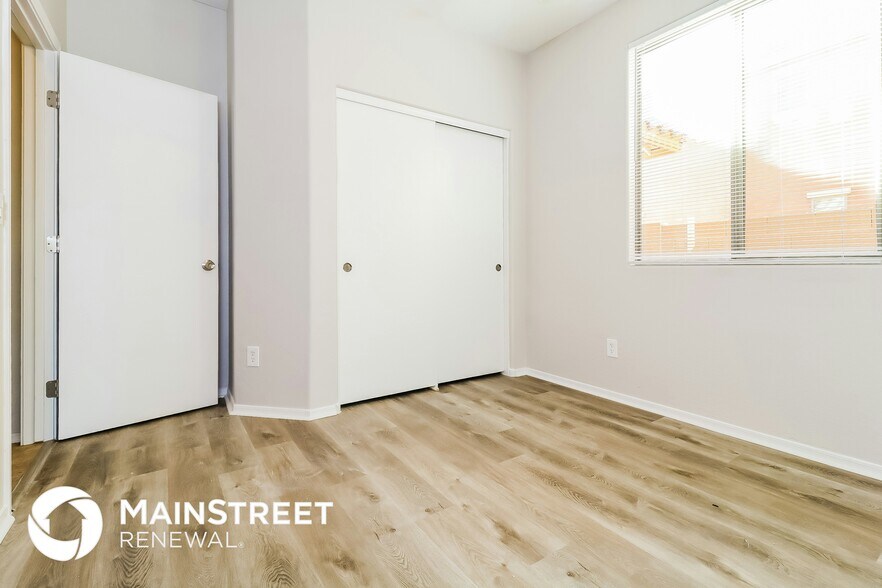 Building Photo - 15418 W Laurel Ln