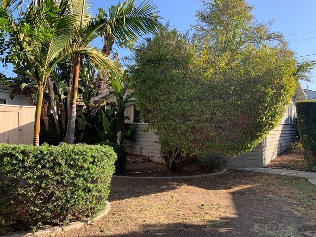 Building Photo - Adorable 2 Bedroom Cottage with Fenced yard, Washer+Dryer, Dishwasher, Reserved Parking!