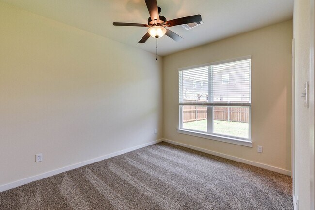 Building Photo - AVAILABLE NOW! GORGEOUS 4 BEDROOM DUPLEX L...