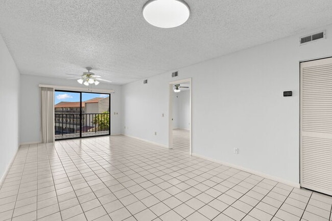 Building Photo - Condo For Rent on ST PETE BEACH!