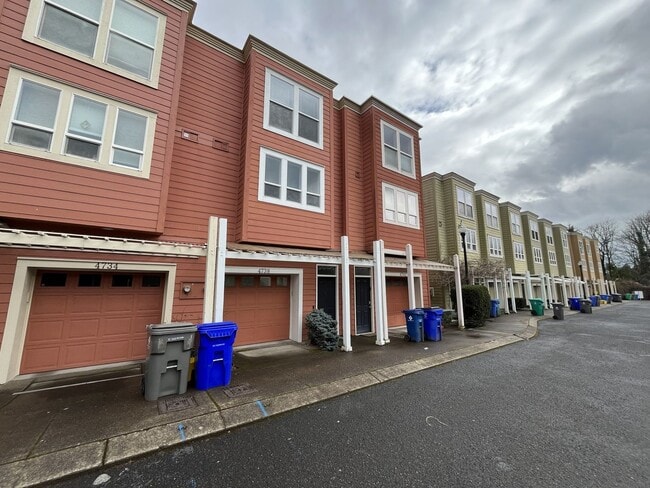 Building Photo - Modern Townhome Near OHSU with 3 Bedrooms Each with Private En-Suite Bath