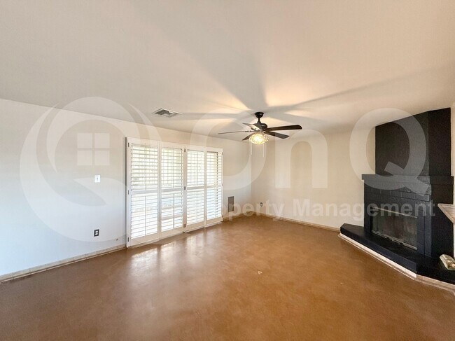 Building Photo - 2127 W San Miguel Ave