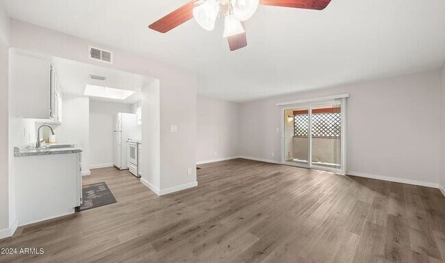 Building Photo - Upgraded 2 Bed, 2 Bath Condo - Available NOW!