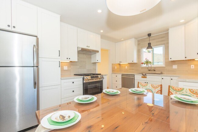 Building Photo - Beautifully Remodeled 2 Bed/1Bath Home with Ocean and Bay Glimpses in Ocean Beach!