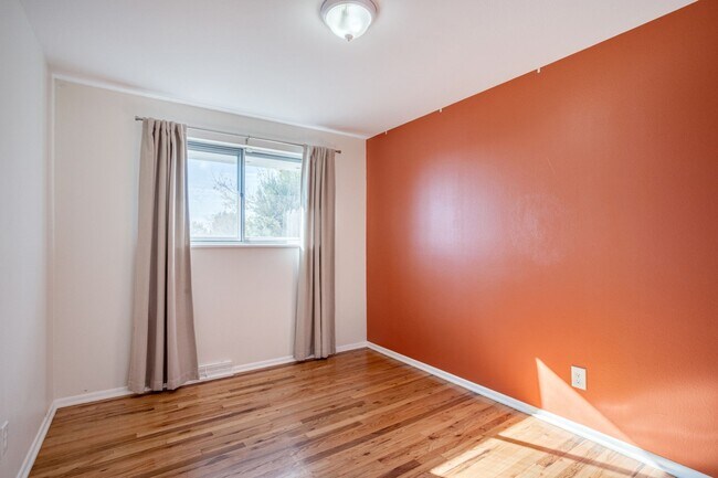 Building Photo - Room in a large shared home, great neighborhood, friendly roommates!