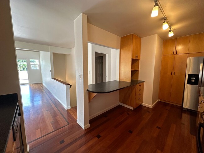 Building Photo - Spacious, Fully Renovated, 3 bedroom 2 bat...