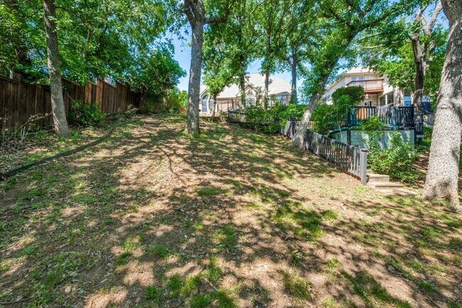 Building Photo - 2704 Crestwood Ln