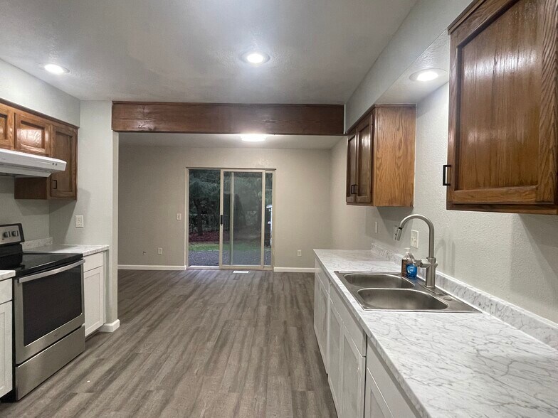 Building Photo - 14210 Beverly Park Rd