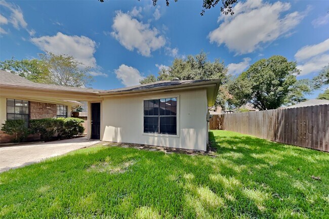 Building Photo - 2811 Pineleaf Dr