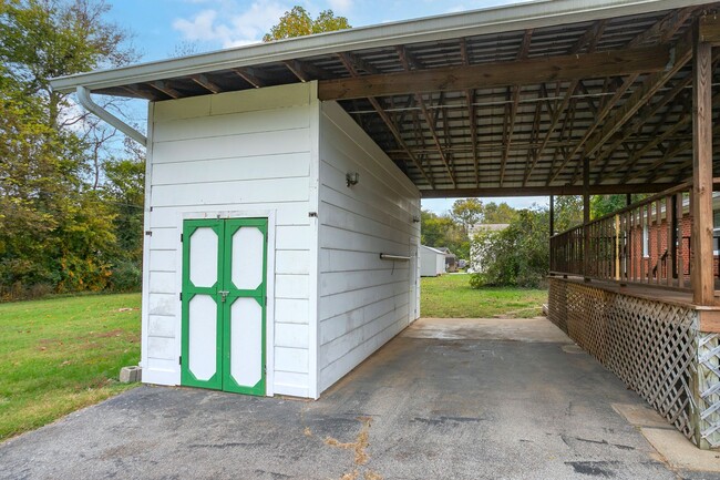Building Photo - 208 Hillcrest Dr