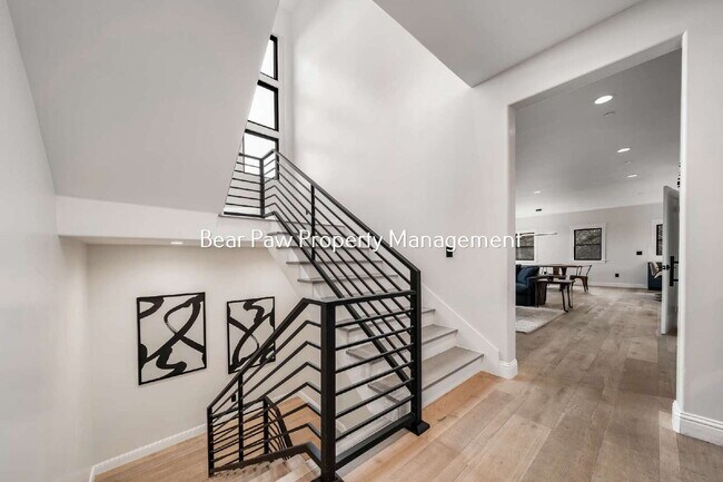 Building Photo - Gorgeous Home on Bear Mountain!