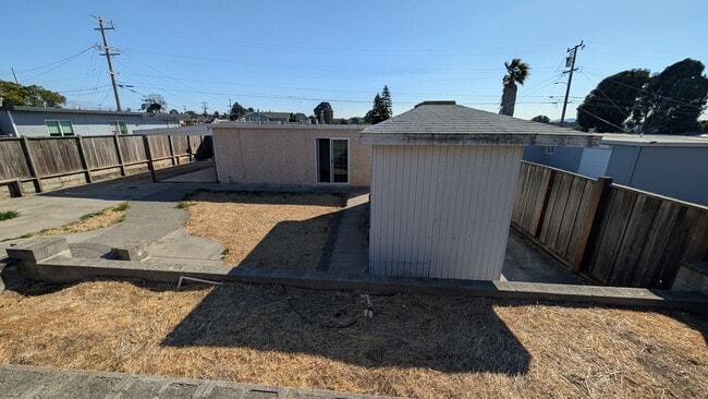 Building Photo - 4 Bed, 1.5 bath Home, freshly painted and ...
