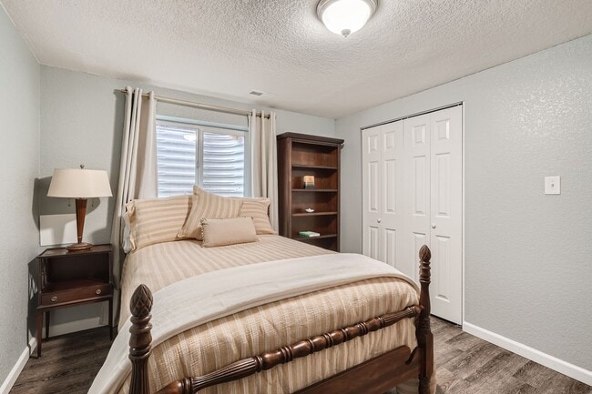 Building Photo - Beautiful 5 BDR Louisville Home/ Private Backyard