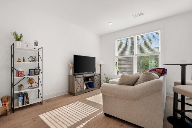 Building Photo - Stunning Like-New Townhome in Prime South Durham Location!