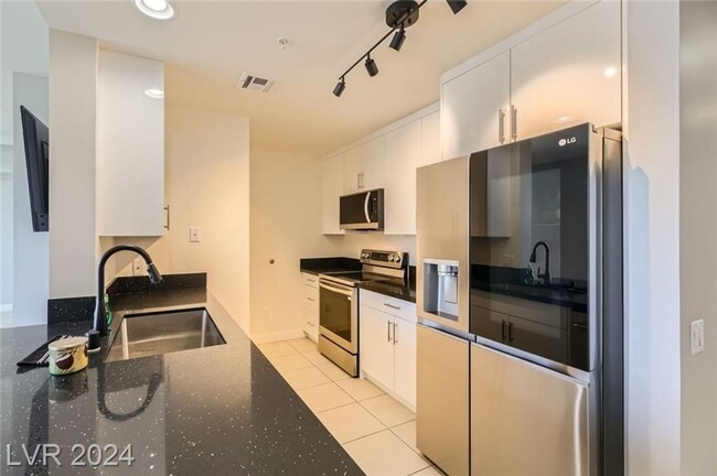 Building Photo - Stunningly Remodeled Studio High-Rise Unit For Rent