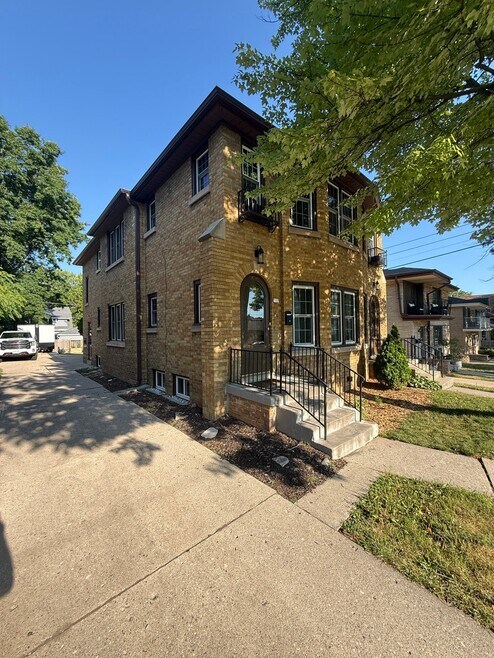 Building Photo - 519 N 66th St