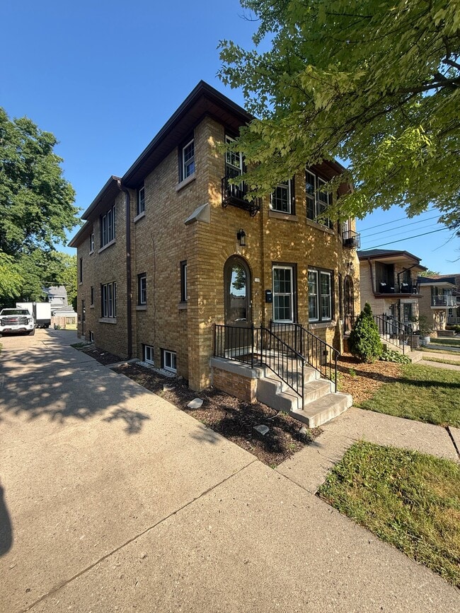 Building Photo - 519 N 66th St
