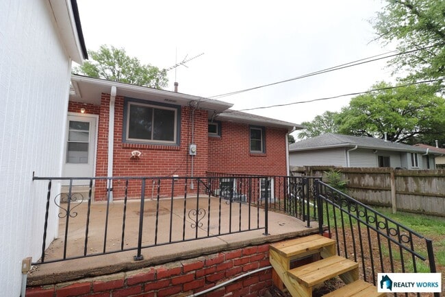 Building Photo - Won't last long, 3 bedroom, 2 bath house f...