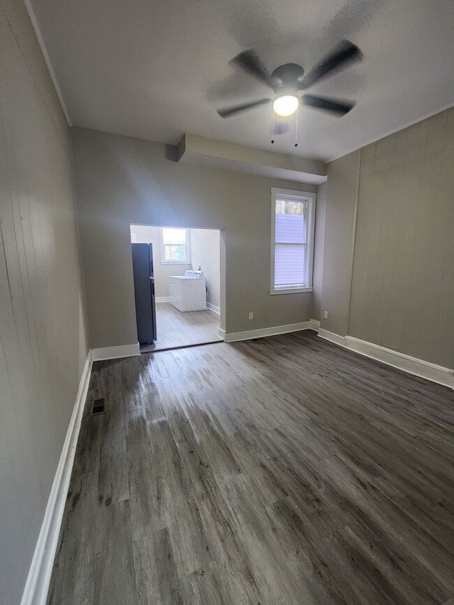 Building Photo - Spacious 3 Bedroom in East Baltimore