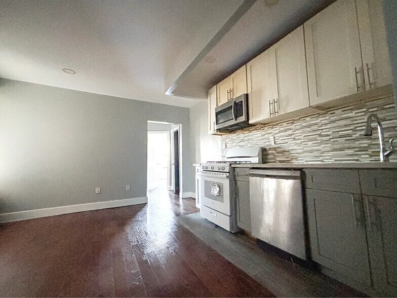 Building Photo - 594 Union Ave