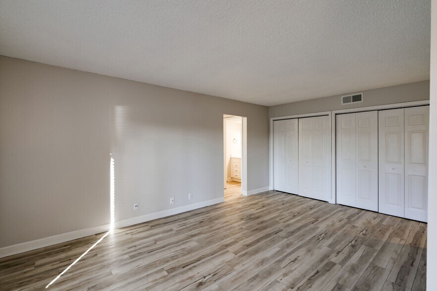 Building Photo - 515 Basswood Ave