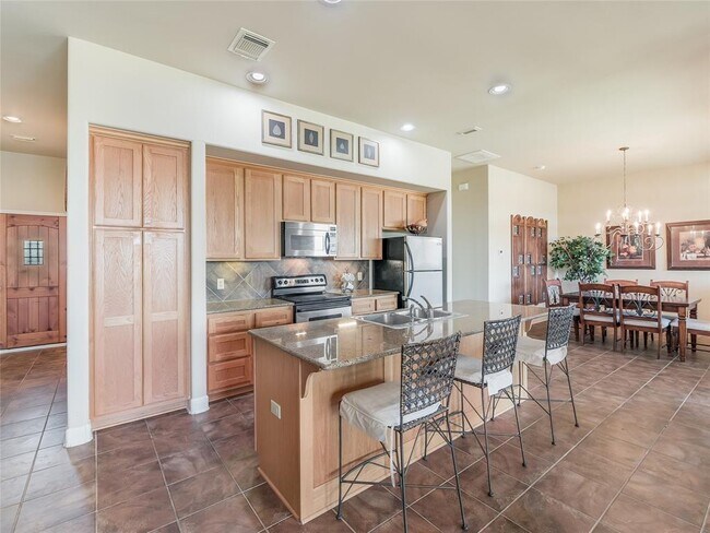 Building Photo - 1908 Kahala Sunset Dr