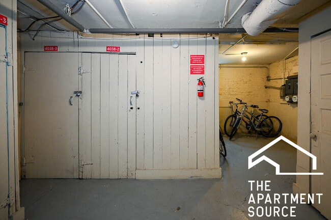 Building Photo - 4040 W Dickens Ave