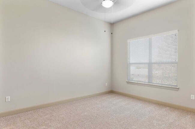 Building Photo - 1755 Cres Plz Dr