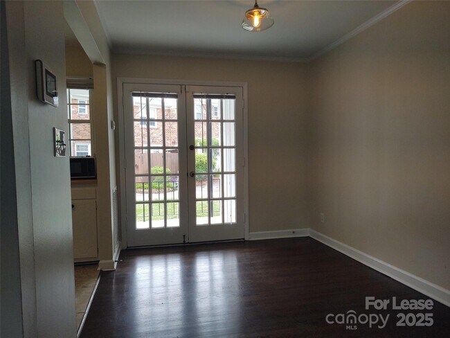 Building Photo - 910 McAlway Rd