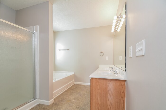 Building Photo - 4634 Stonewall Dr