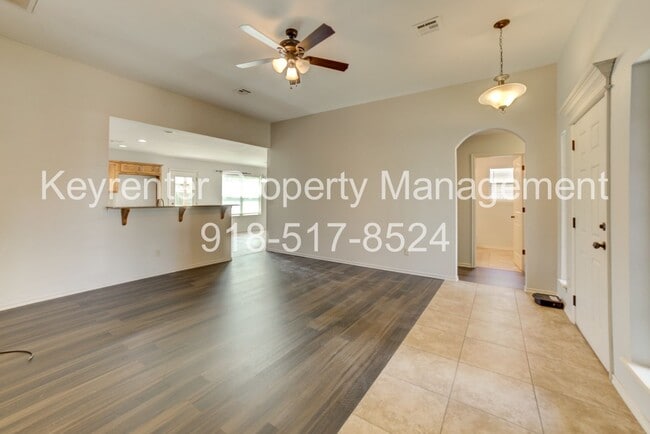 Building Photo - 3 Bed | Bath in Broken Arrow!