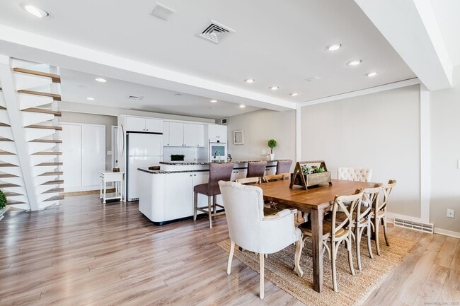 Building Photo - 1987 Fairfield Beach Rd