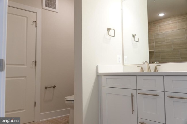 Building Photo - 210 Decoverly Dr