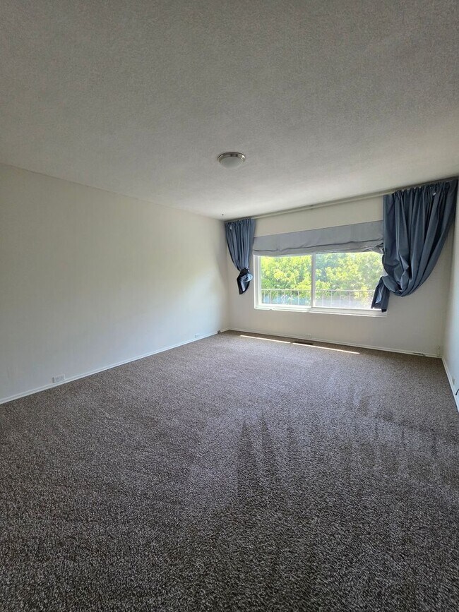 Building Photo - 6437 Elmhurst Dr