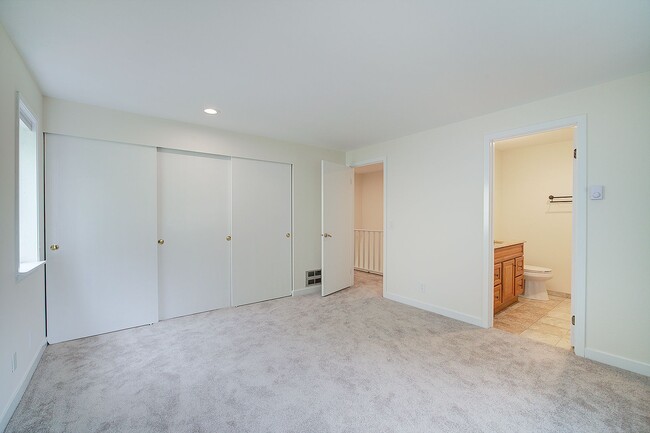 Building Photo - 2bd/2.5ba Kirkland Townhome